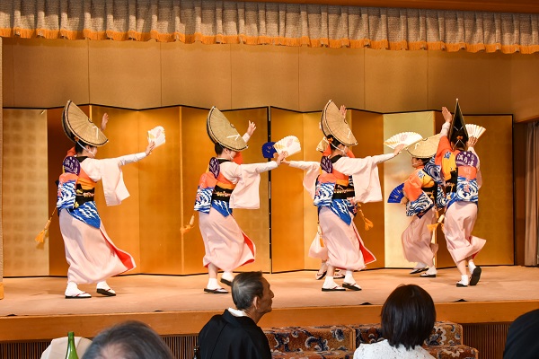 台下ご染筆の扇子を手にしての阿波踊り