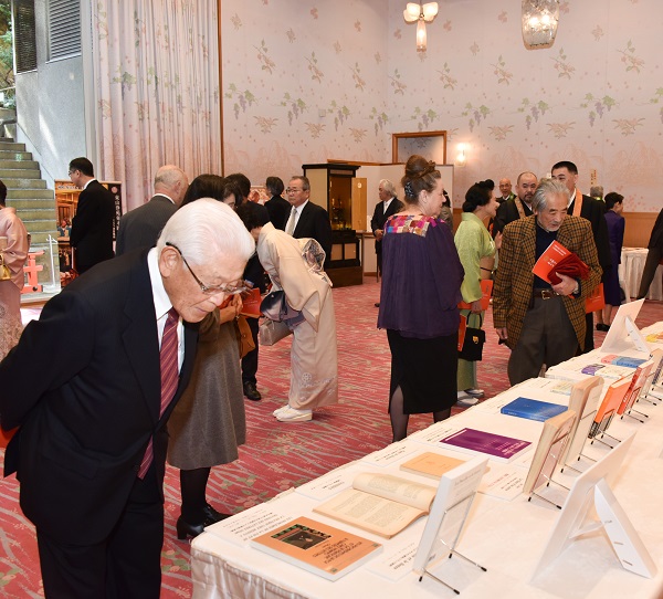 財団の活動や台下の叙勲等を展示