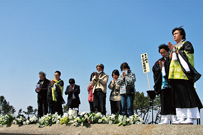 供花をし、市民とともに合掌